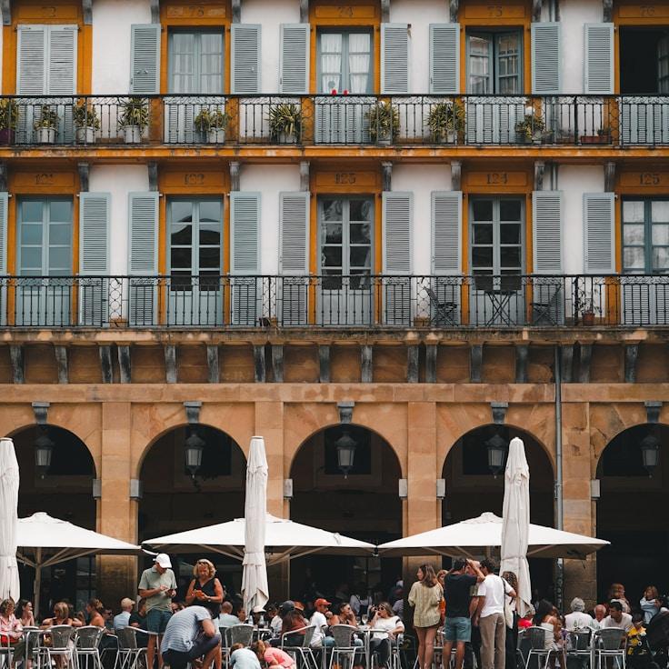 Family terraces and cafés for calm evenings in Delft